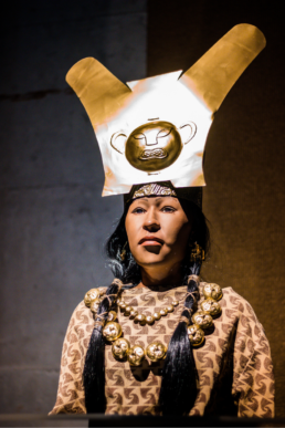 3D replica of La Señora de Cao wearing gold headdress and necklace, Museo Cao
